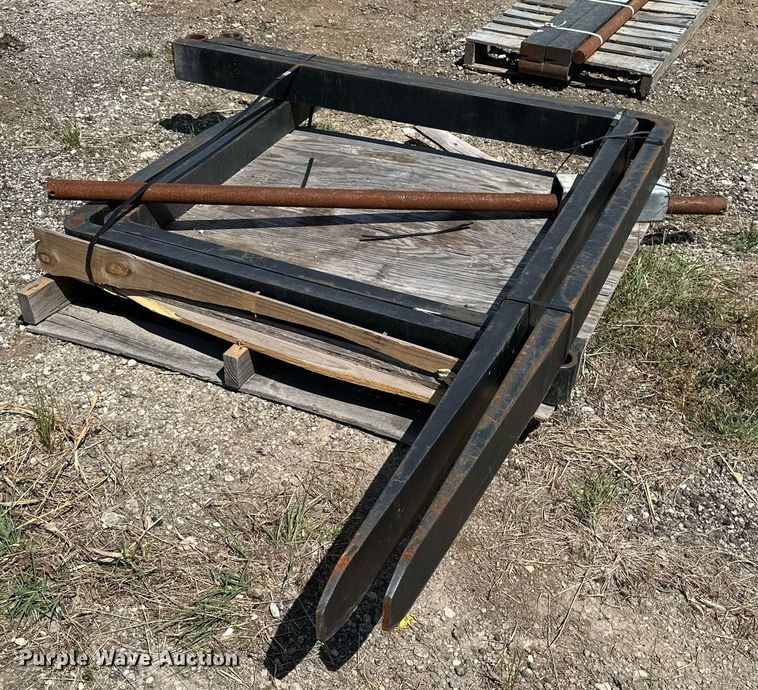 image for item DF8535 (2) pallet forks