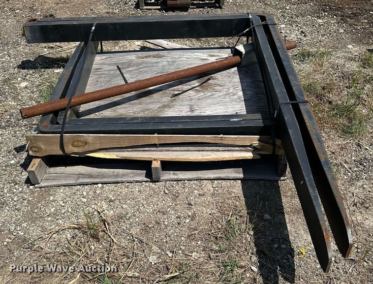 image for item DF8535 (2) pallet forks