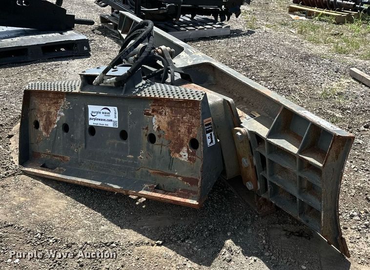 image for item DF8537 John Deere DB96 skid steer dozer blade