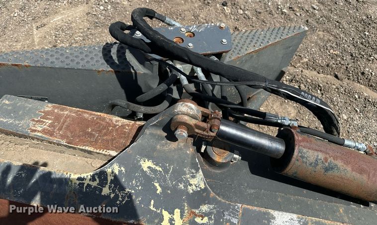 image for item DF8537 John Deere DB96 skid steer dozer blade