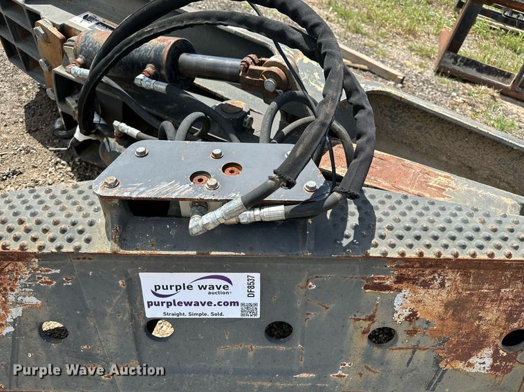 image for item DF8537 John Deere DB96 skid steer dozer blade