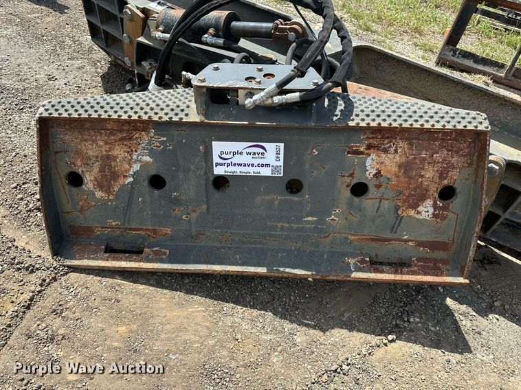 image for item DF8537 John Deere DB96 skid steer dozer blade