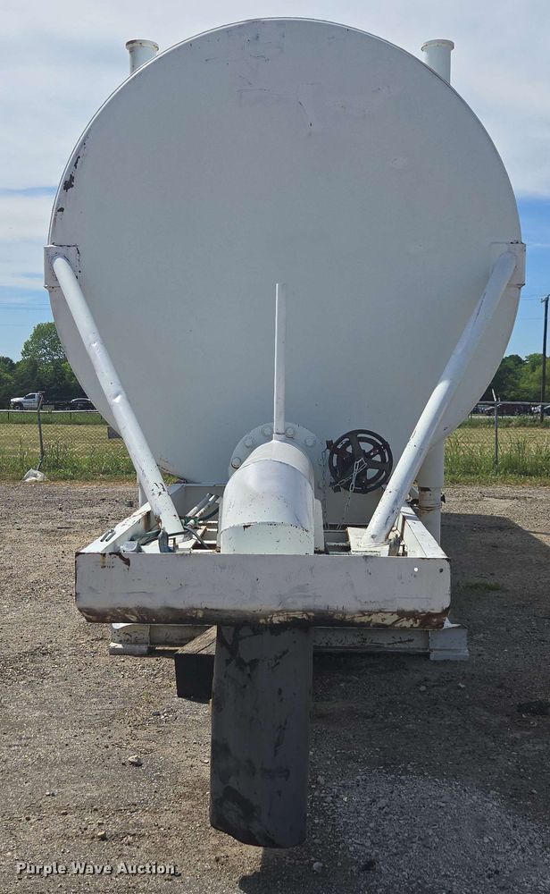 image for item DF8550 2006 Niece Equipment portable water tower