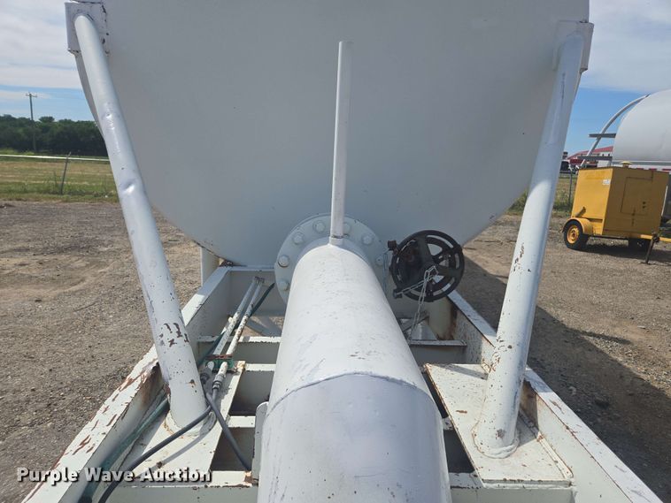 image for item DF8550 2006 Niece Equipment portable water tower