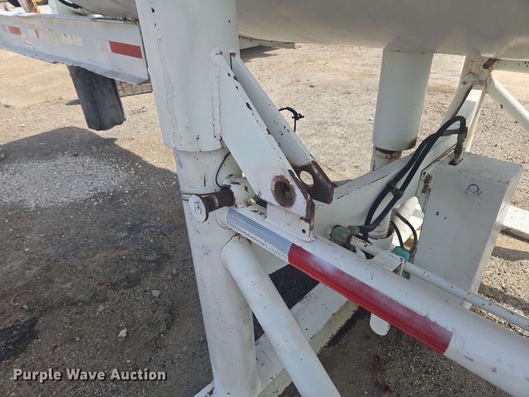 image for item DF8550 2006 Niece Equipment portable water tower