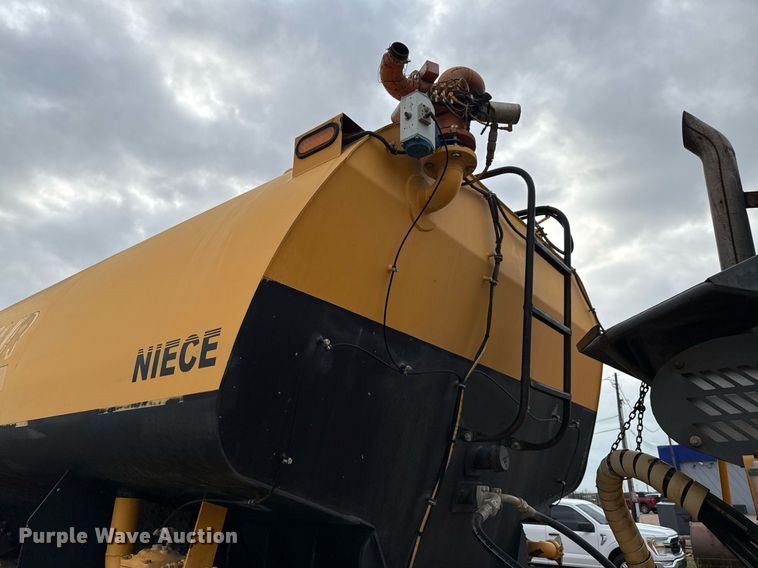 image for item DP6136 2007 Volvo A25D water wagon