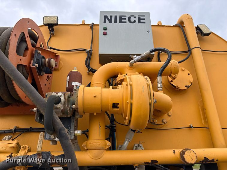 image for item DP6136 2007 Volvo A25D water wagon