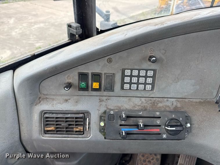 image for item DP6136 2007 Volvo A25D water wagon