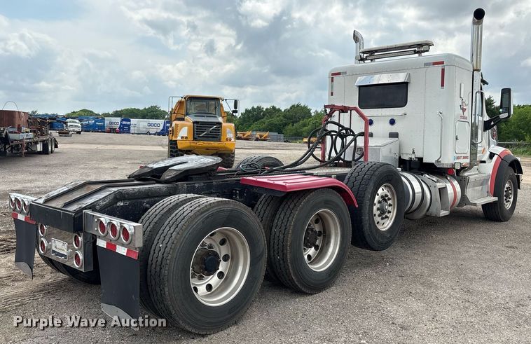 image for item DP6152 2016 Peterbilt 567 semi truck