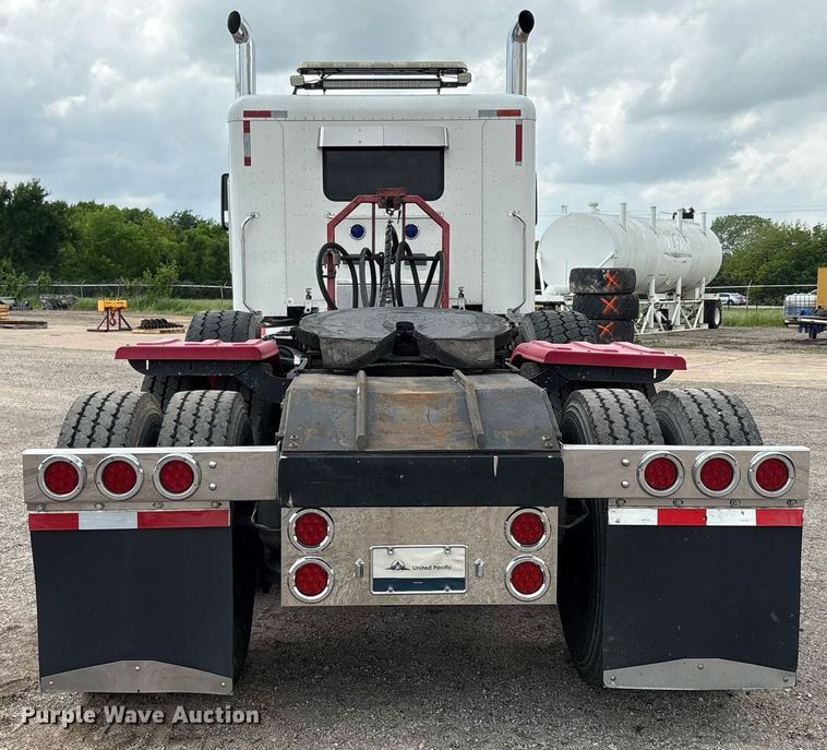 image for item DP6152 2016 Peterbilt 567 semi truck