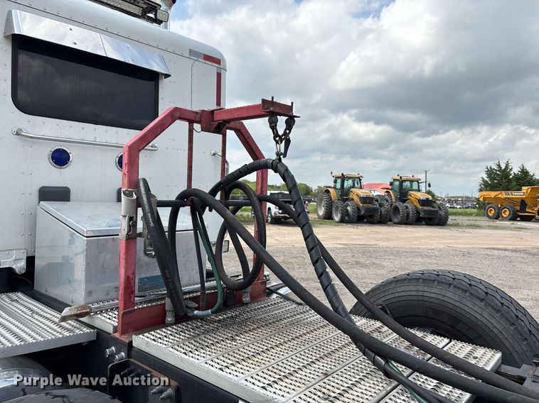 image for item DP6152 2016 Peterbilt 567 semi truck