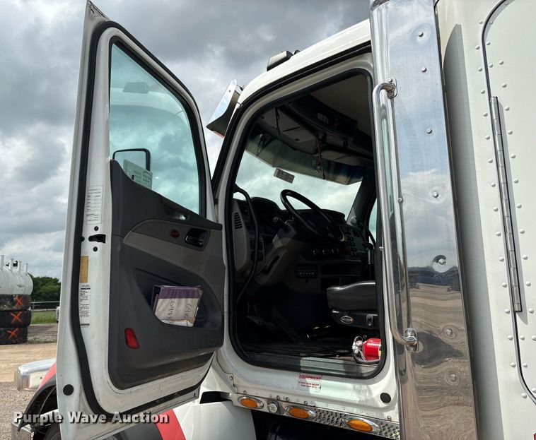 image for item DP6152 2016 Peterbilt 567 semi truck