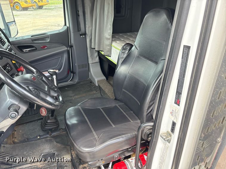 image for item DP6152 2016 Peterbilt 567 semi truck