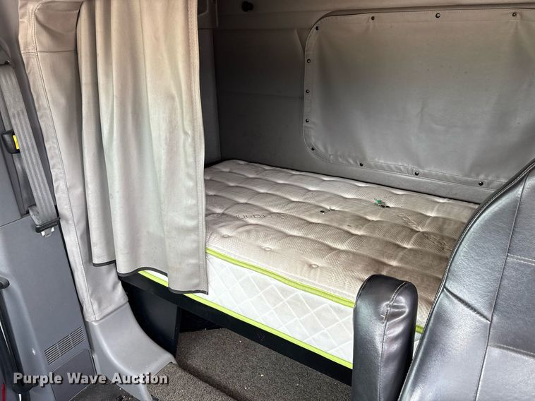 image for item DP6152 2016 Peterbilt 567 semi truck