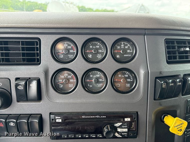 image for item DP6152 2016 Peterbilt 567 semi truck