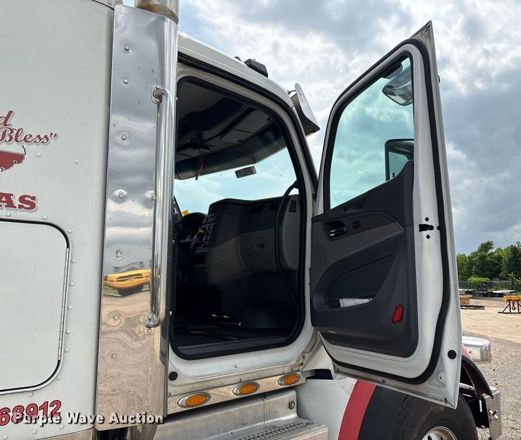 image for item DP6152 2016 Peterbilt 567 semi truck