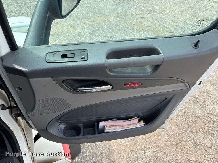 image for item DP6152 2016 Peterbilt 567 semi truck