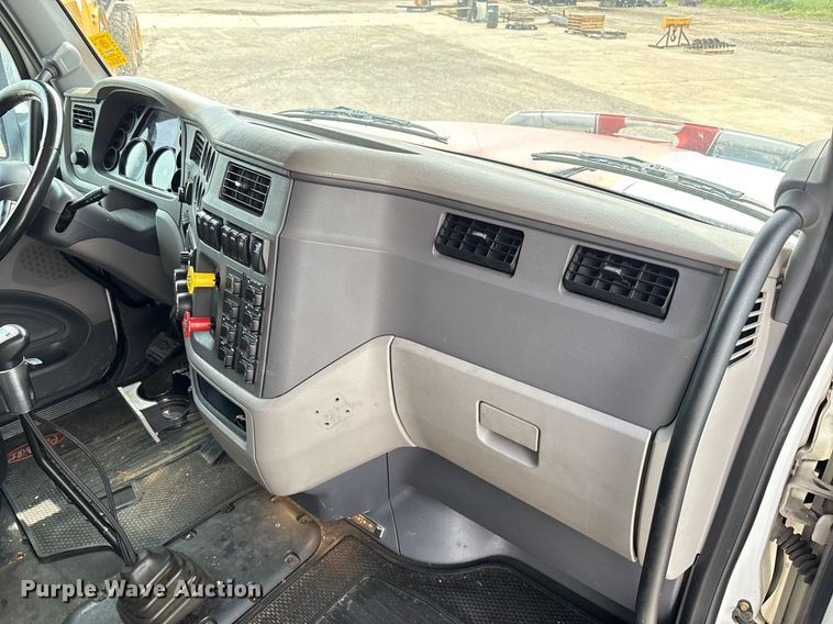 image for item DP6152 2016 Peterbilt 567 semi truck