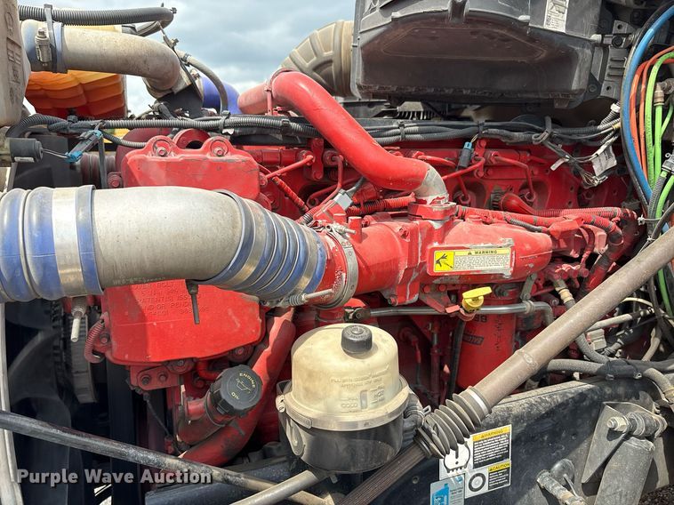 image for item DP6152 2016 Peterbilt 567 semi truck