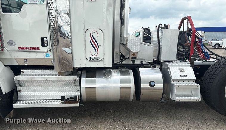 image for item DP6153 2014 Kenworth T800 semi truck