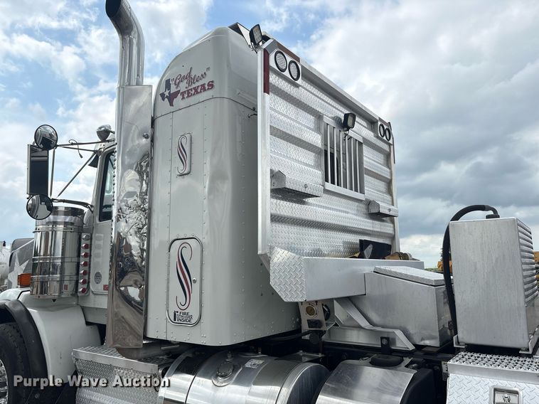 image for item DP6153 2014 Kenworth T800 semi truck