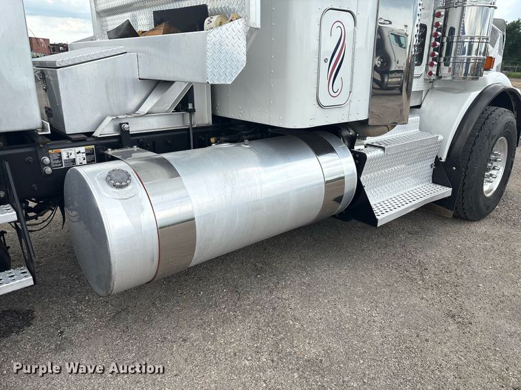 image for item DP6153 2014 Kenworth T800 semi truck