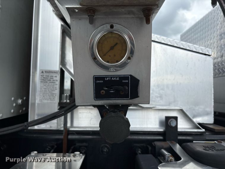 image for item DP6153 2014 Kenworth T800 semi truck