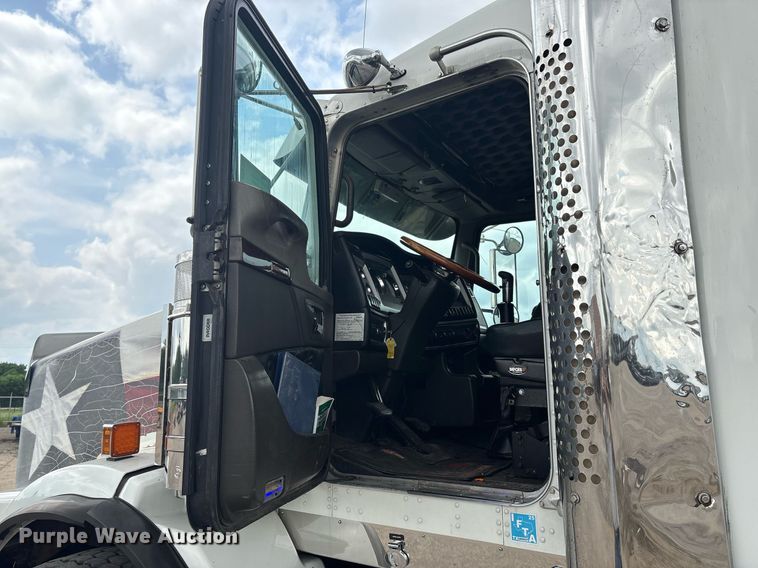 image for item DP6153 2014 Kenworth T800 semi truck