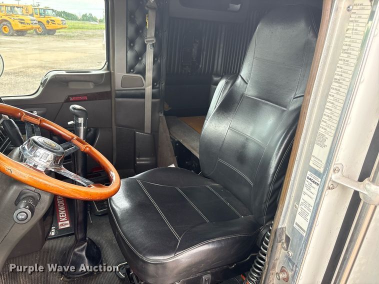 image for item DP6153 2014 Kenworth T800 semi truck