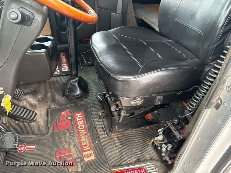 image for item DP6153 2014 Kenworth T800 semi truck