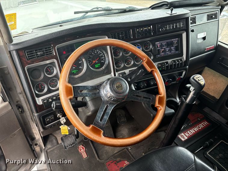 image for item DP6153 2014 Kenworth T800 semi truck