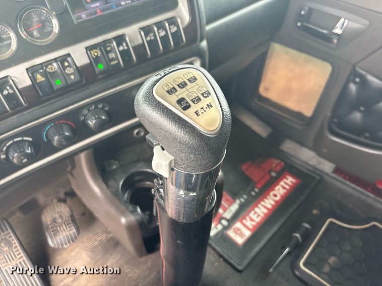 image for item DP6153 2014 Kenworth T800 semi truck