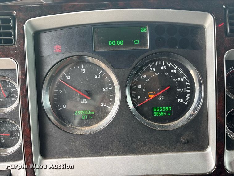 image for item DP6153 2014 Kenworth T800 semi truck