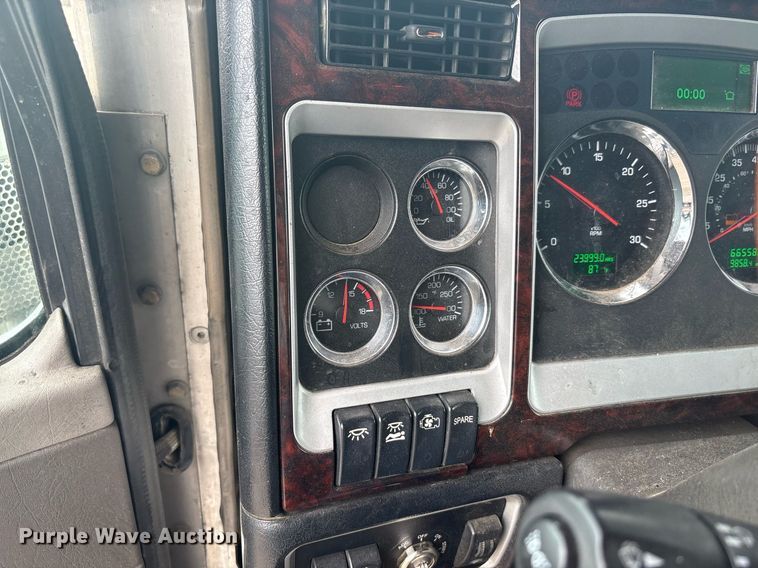 image for item DP6153 2014 Kenworth T800 semi truck