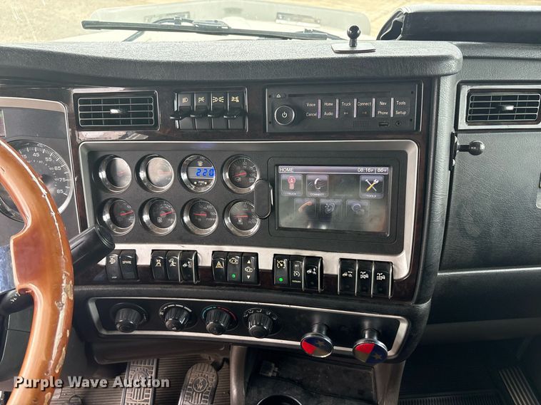 image for item DP6153 2014 Kenworth T800 semi truck