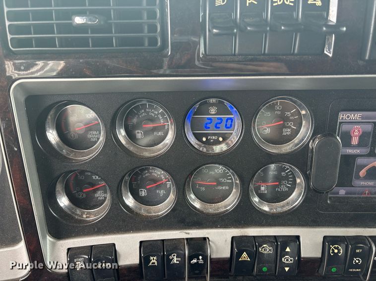 image for item DP6153 2014 Kenworth T800 semi truck