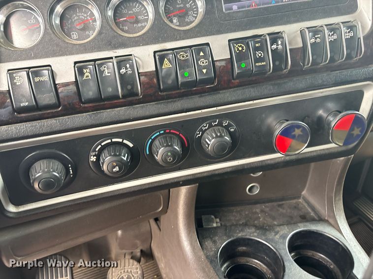 image for item DP6153 2014 Kenworth T800 semi truck