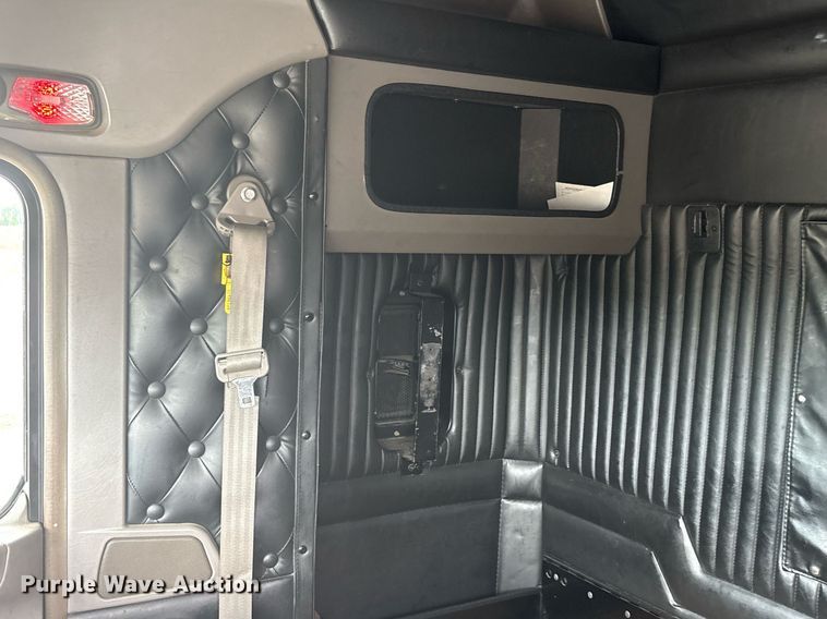 image for item DP6153 2014 Kenworth T800 semi truck