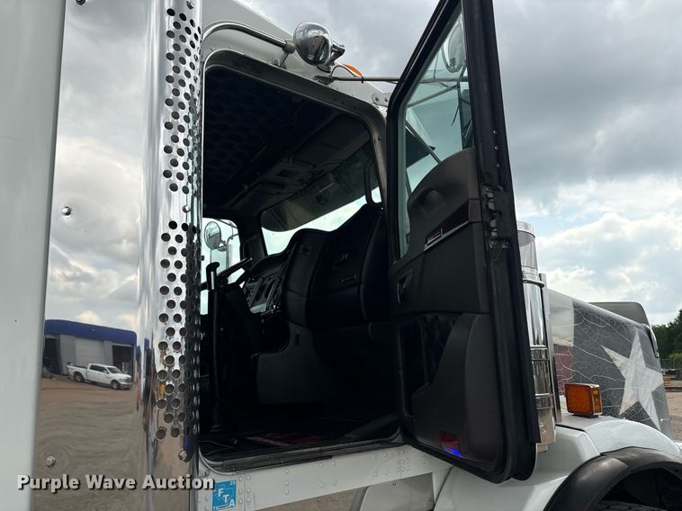 image for item DP6153 2014 Kenworth T800 semi truck