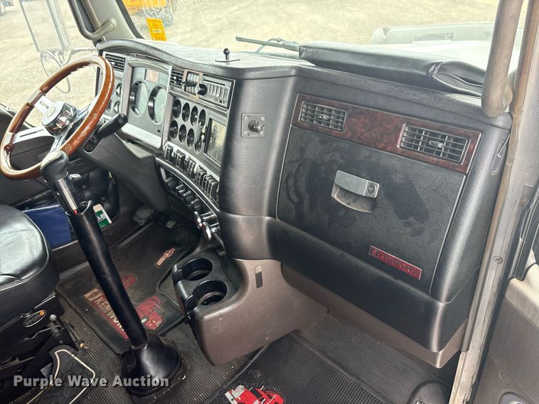 image for item DP6153 2014 Kenworth T800 semi truck