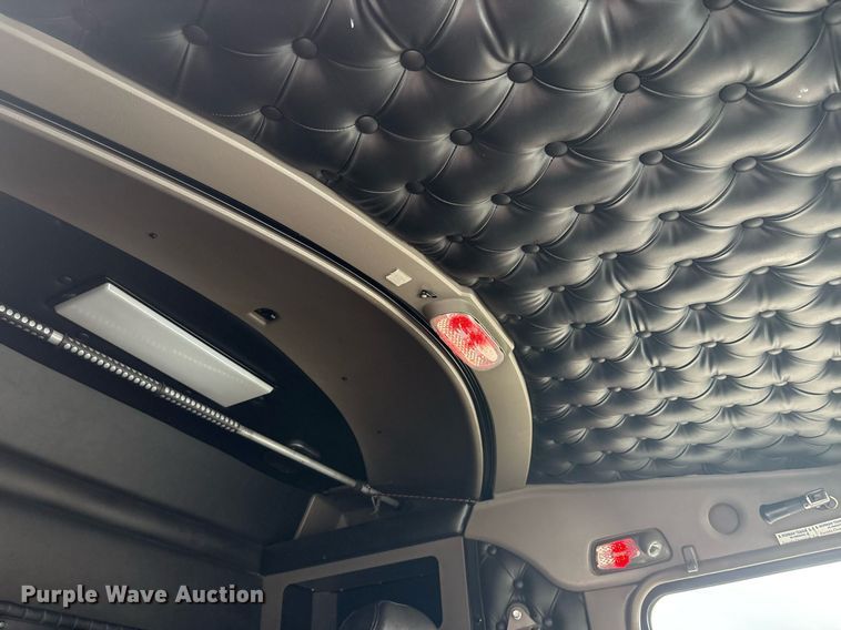 image for item DP6153 2014 Kenworth T800 semi truck