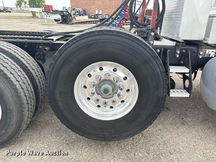 image for item DP6153 2014 Kenworth T800 semi truck