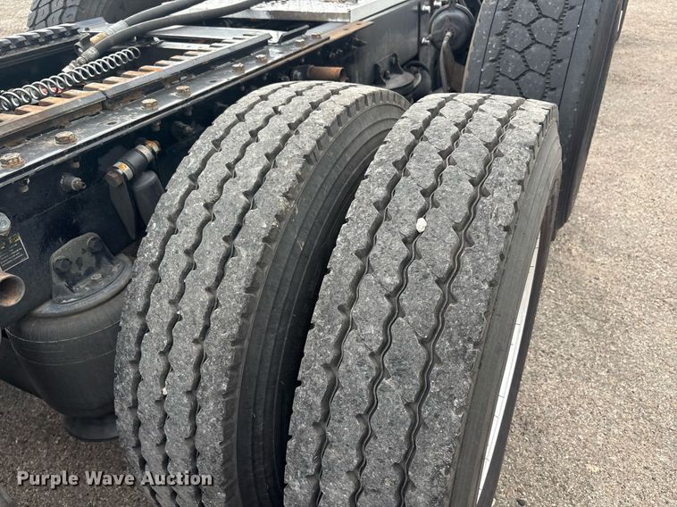 image for item DP6153 2014 Kenworth T800 semi truck