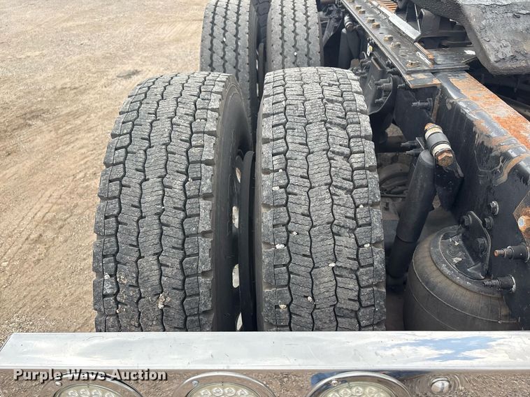 image for item DP6153 2014 Kenworth T800 semi truck