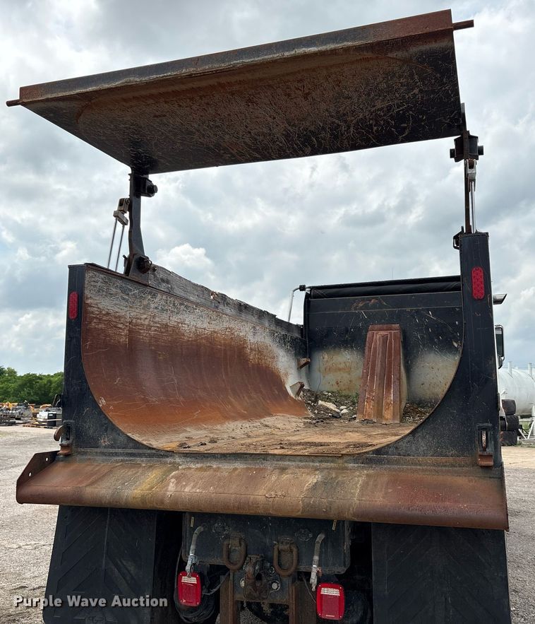 image for item DP6154 2018 Peterbilt 348 dump truck