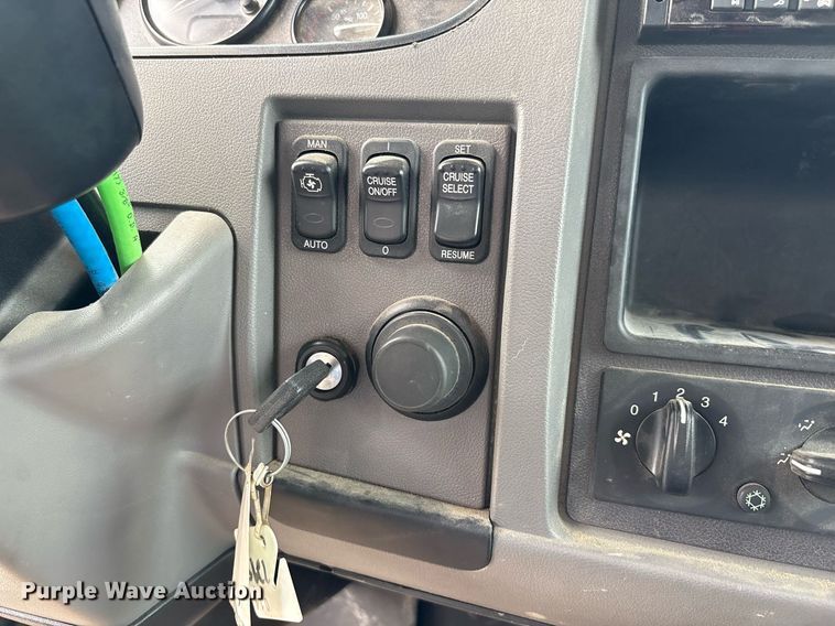 image for item DP6154 2018 Peterbilt 348 dump truck