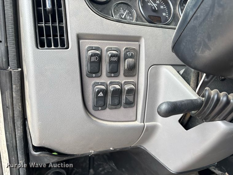 image for item DP6154 2018 Peterbilt 348 dump truck