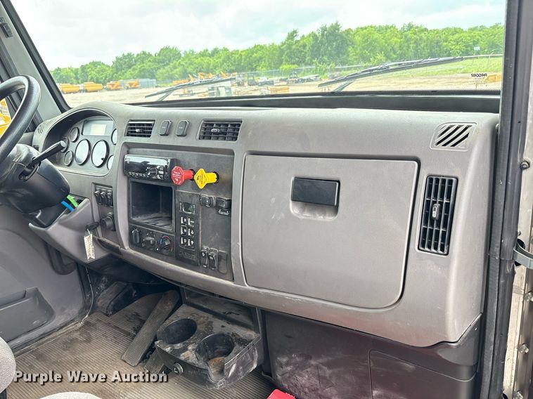 image for item DP6154 2018 Peterbilt 348 dump truck