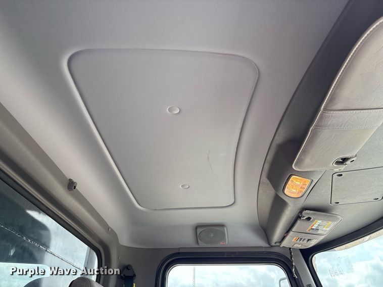 image for item DP6154 2018 Peterbilt 348 dump truck