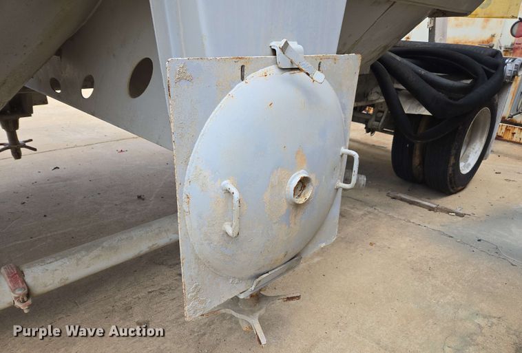 image for item DU7755 2019 Gallegos pneumatic dry bulk trailer